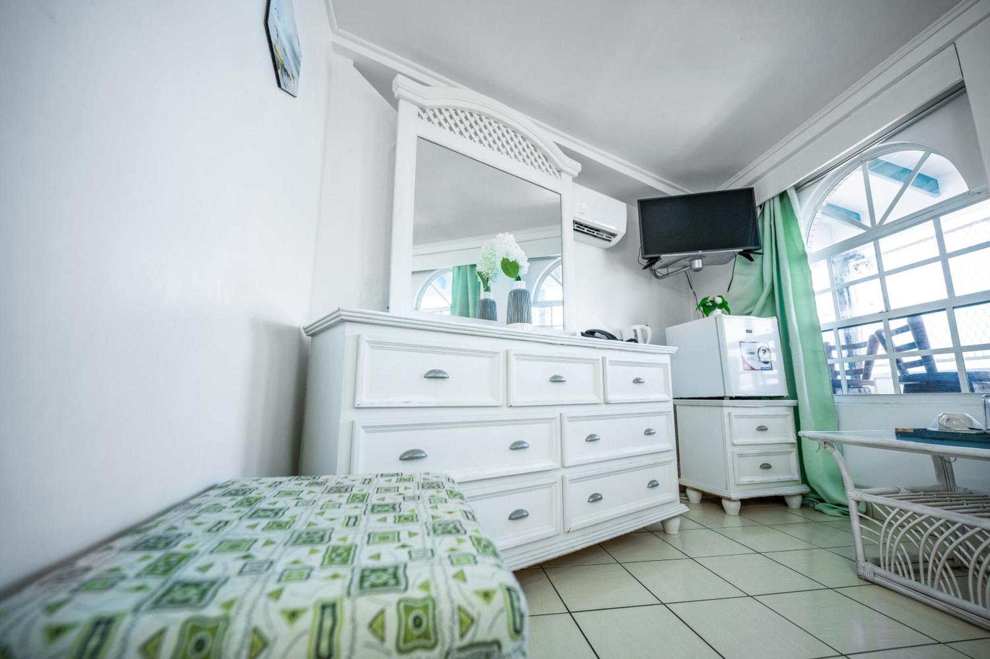 Deyna'S City Inn St. George's Rom bilde